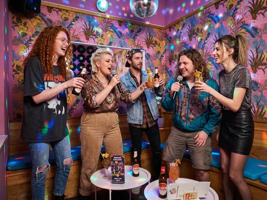 Karaoke-Raum mit Neonlicht