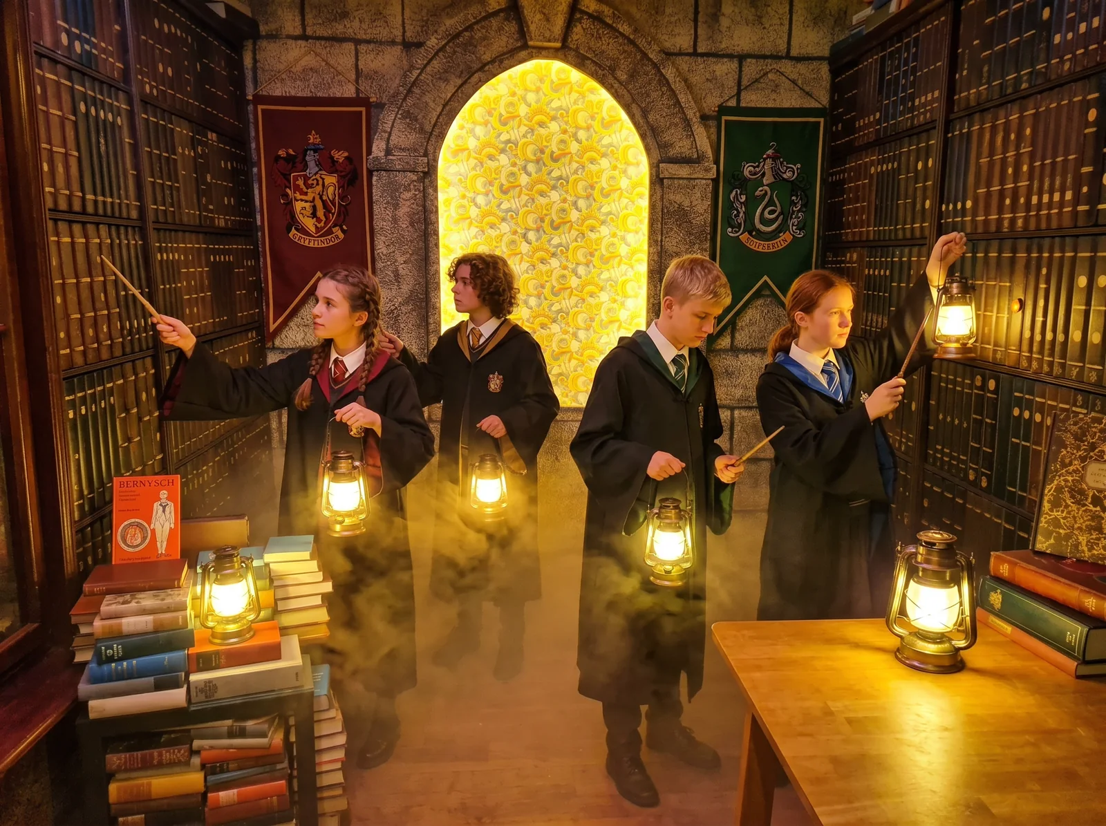 Kinder im Zauberschul-Escape-Room der Black Fox World